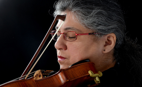 Elvira Cárdenas beim Geigenspiel
